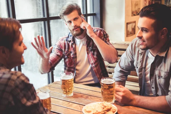 Vrienden in de pub — Stockfoto