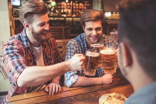 Friends at the pub — Stock Photo, Image