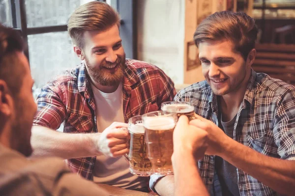 Friends at the pub — Stock Photo, Image