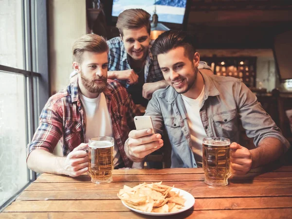 Vrienden in de pub — Stockfoto