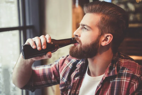 Bebaarde man in de kroeg — Stockfoto