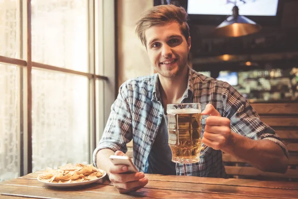 Hombre en el pub —  Fotos de Stock