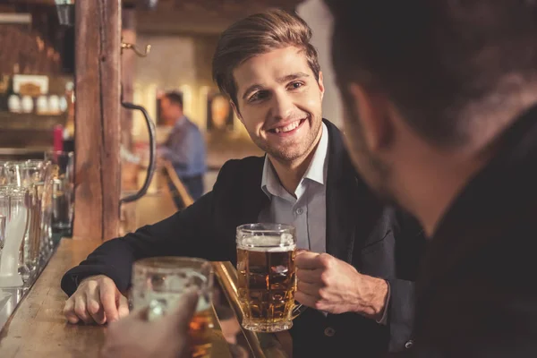 Mannen in de kroeg — Stockfoto