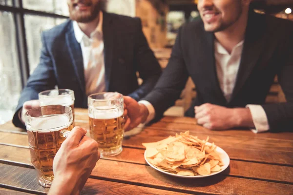 Men at the pub — Stock Photo, Image