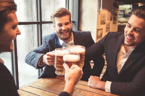 Men at the pub — Stock Photo, Image