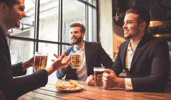 Men at the pub — Stock Photo, Image