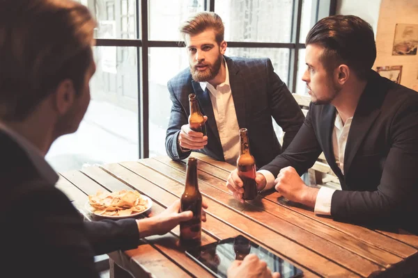 Men at the pub — Stock Photo, Image