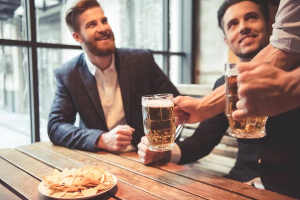 Men at the pub — Stock Photo, Image