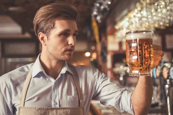 Knappe barman met bier — Stockfoto
