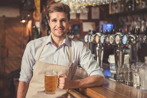Knappe barman met bier — Stockfoto