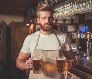 Yakışıklı sakallı barmen