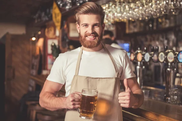 Przystojny barman Brodaty — Zdjęcie stockowe