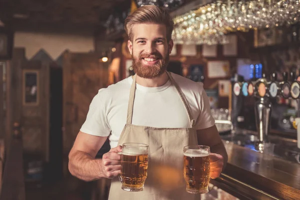 Hezký vousatý barman — Stock fotografie