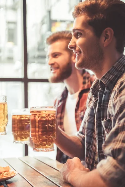 Friends at the pub — Stock Photo, Image
