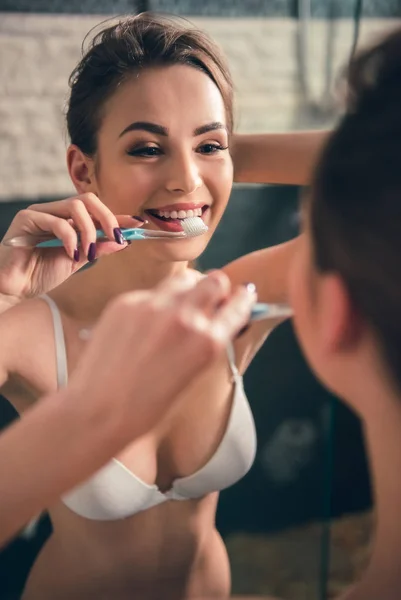 Girl in the bathroom — Stock Photo, Image