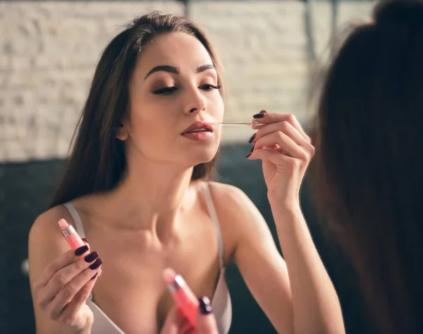 Girl in the bathroom — Stock Photo, Image