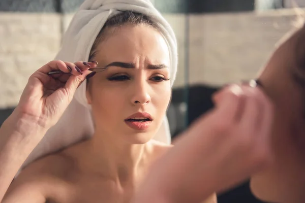 Girl in the bathroom — Stock Photo, Image