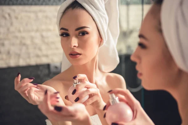 Mädchen im Badezimmer — Stockfoto