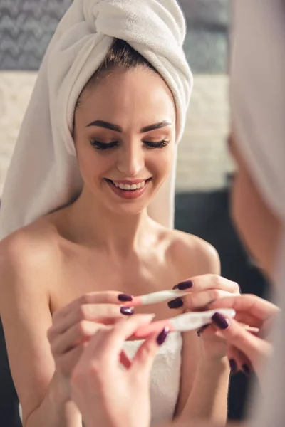 Mädchen im Badezimmer — Stockfoto