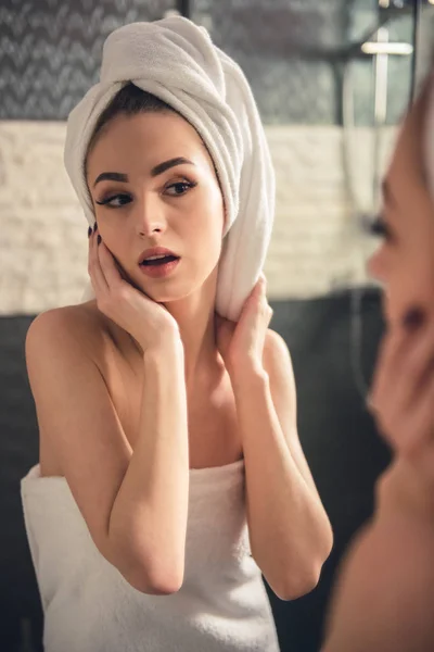 Fille dans la salle de bain — Photo