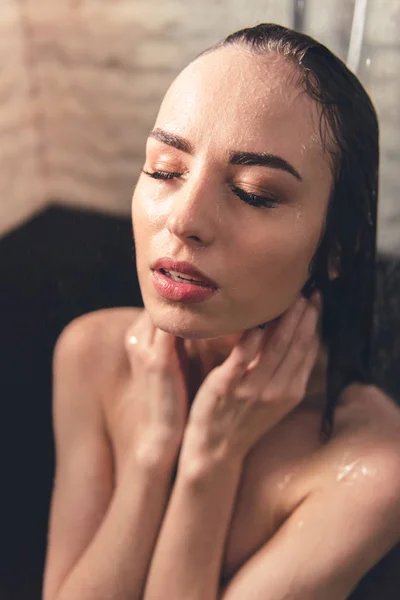 Girl taking shower — Stock Photo, Image