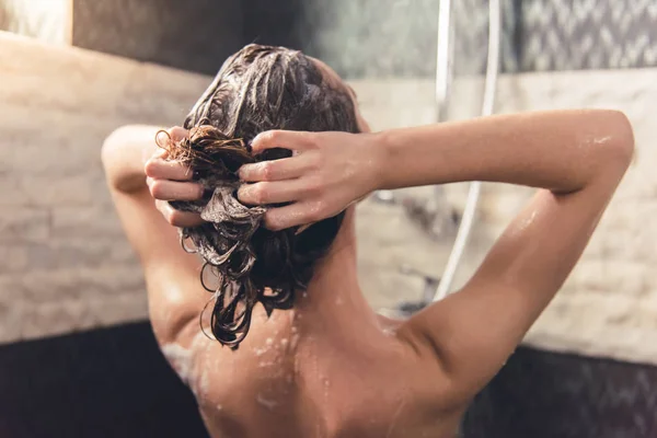 Meisje nemen douche — Stockfoto