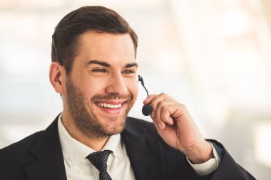 yakışıklı işadamı çalışma