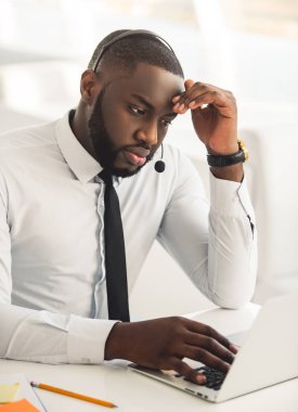 Yakışıklı Afro Amerikalı işadamı