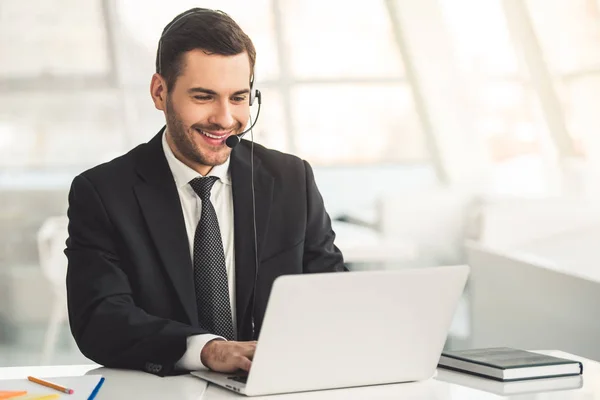 Hombre de negocios guapo trabajando — Foto de Stock