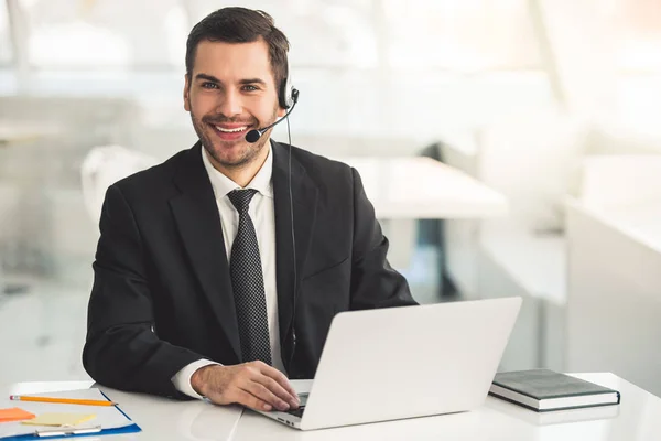 Hombre de negocios guapo trabajando — Foto de Stock