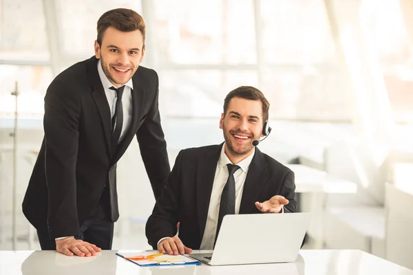 Hombres de negocios guapos trabajando — Foto de Stock