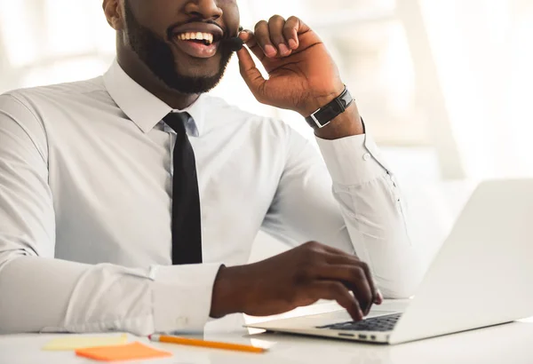 Schöner afroamerikanischer Geschäftsmann — Stockfoto