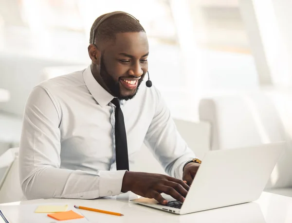 Bonito empresário afro-americano — Fotografia de Stock