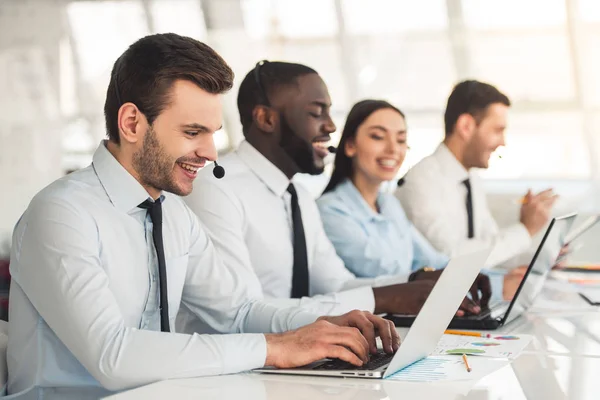 Mensen uit het bedrijfsleven werken — Stockfoto