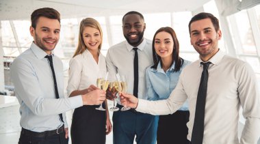 İş adamları kutlama yapıyor