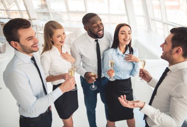 İş adamları kutlama yapıyor