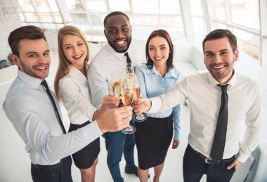 İş adamları kutlama yapıyor