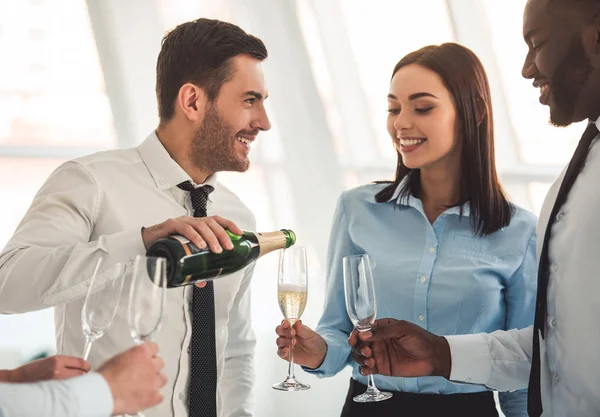 Geschäftsleute feiern — Stockfoto