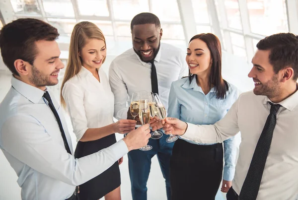 İş adamları kutlama yapıyor