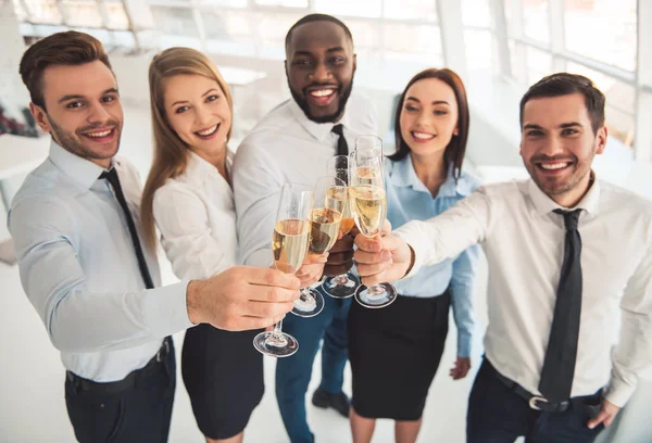 İş adamları kutlama yapıyor