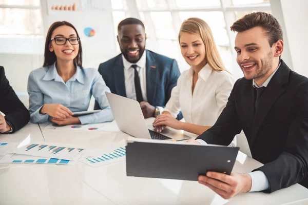 Mensen uit het bedrijfsleven werken — Stockfoto