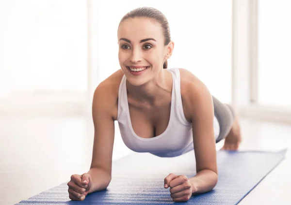 Hermosa dama de deportes — Foto de Stock