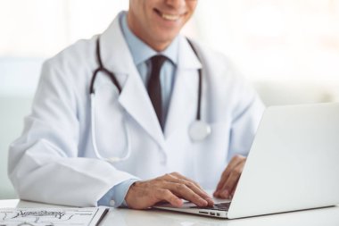 yakışıklı olgun doktor