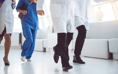Yardım için acele doktorlar