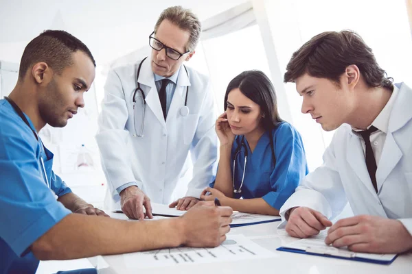 Médecins à la conférence — Photo