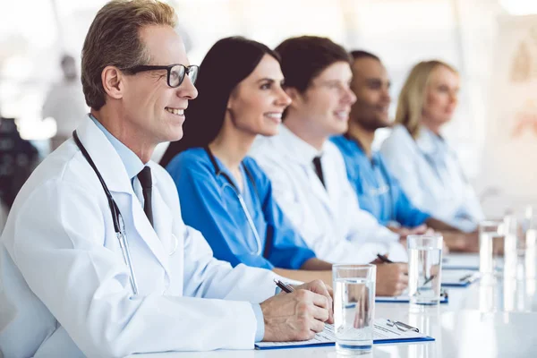 Médicos en la conferencia — Foto de Stock