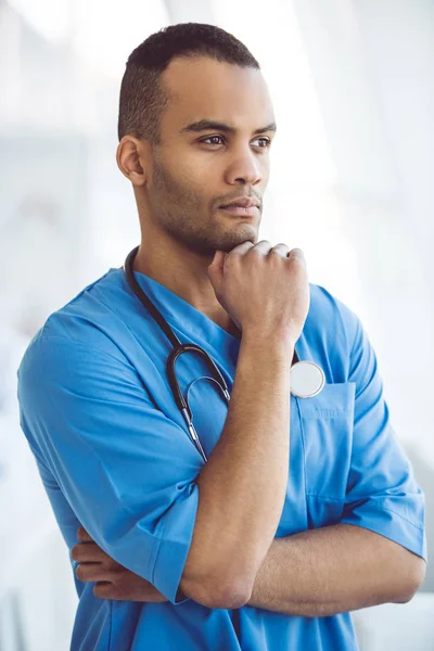 Knappe Afro Amerikaanse dokter — Stockfoto