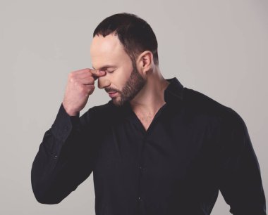 Yakışıklı yorgun işadamı