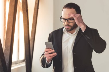 Yakışıklı işadamı ile becerikli alet