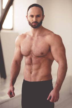yakışıklı kaslı adam